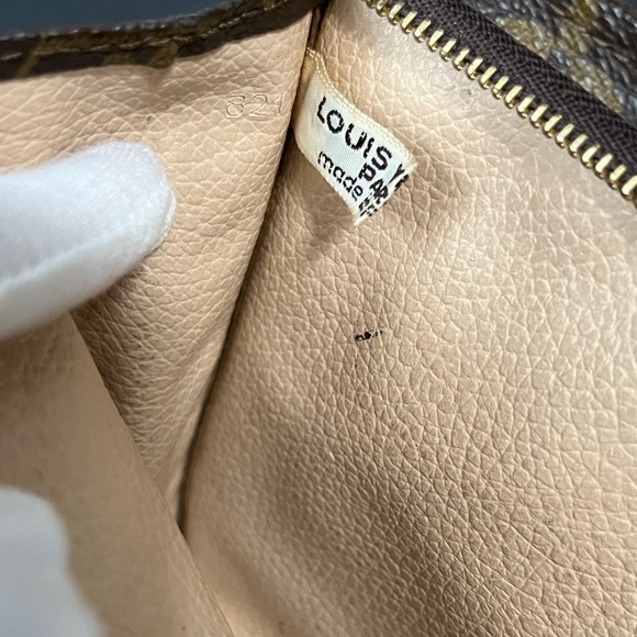 Authentic Louis Vuitton Toiletry 19 in Monogram - Picture 14 of 16